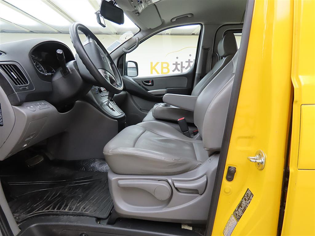 HYUNDAI Starex - Vista 5