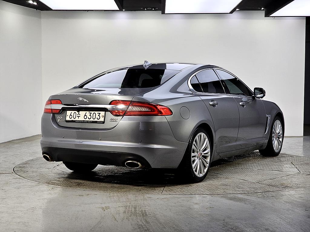 Jaguar XF - Vista 4