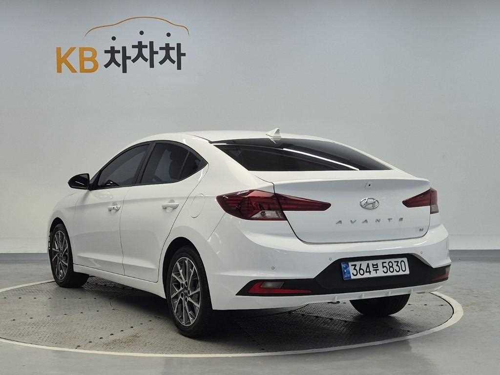 HYUNDAI Avante - Vista 2