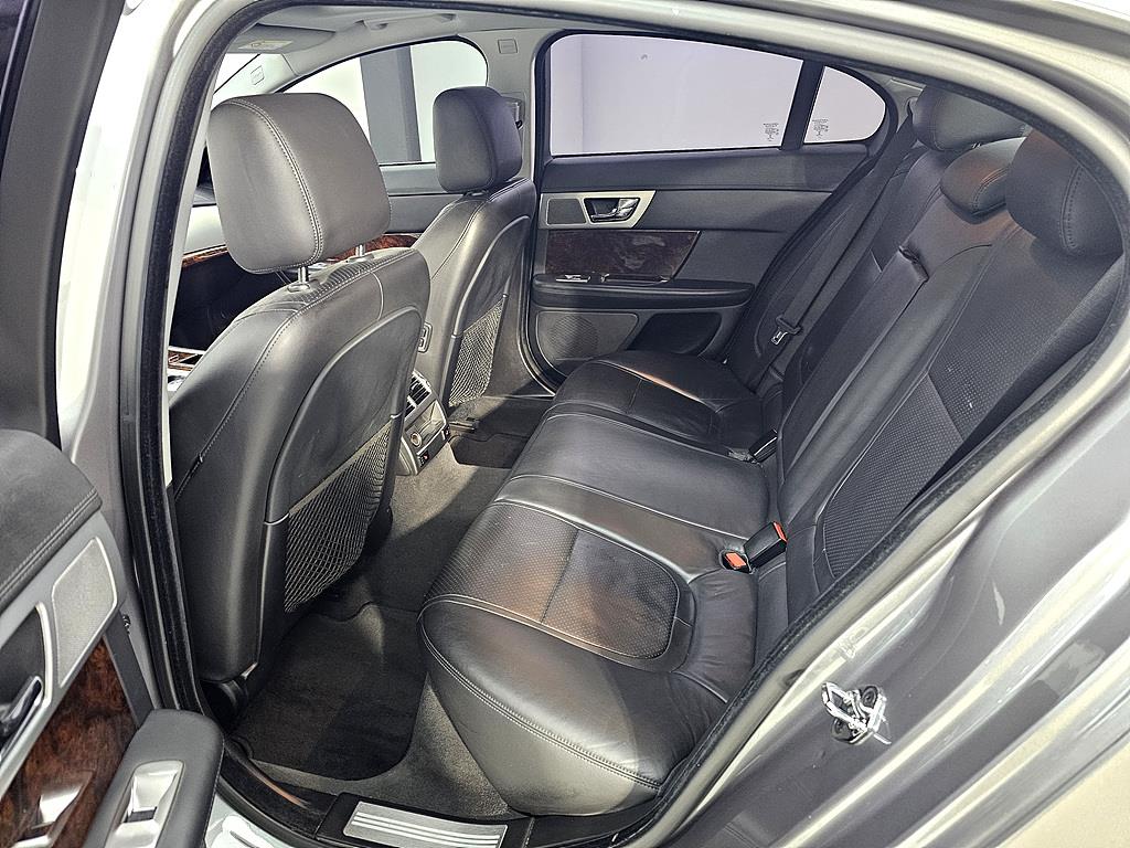 Jaguar XF - Vista 9