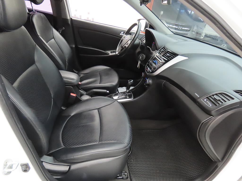 HYUNDAI Accent - Vista 8