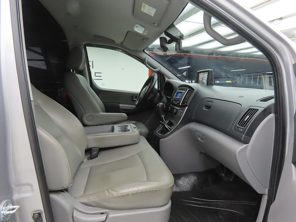 HYUNDAI Starex - Vista 6