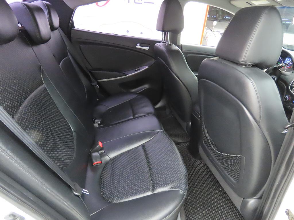 HYUNDAI Accent - Vista 7