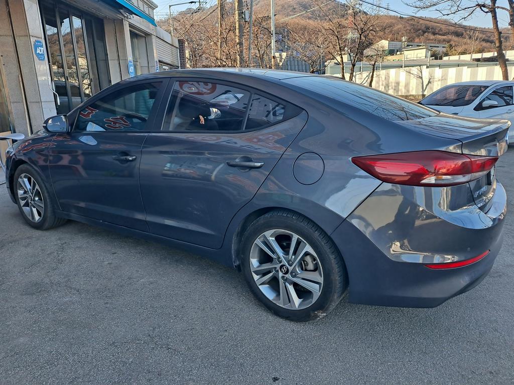 HYUNDAI Avante - Vista 5