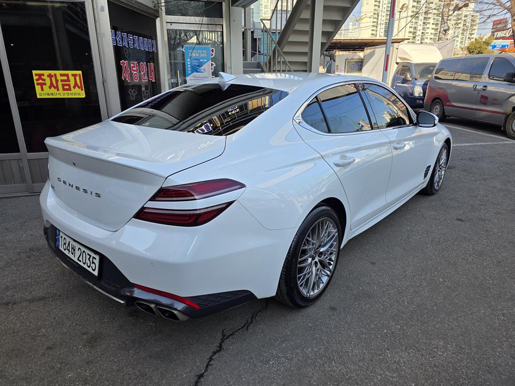 Genesis G70 - Vista 4