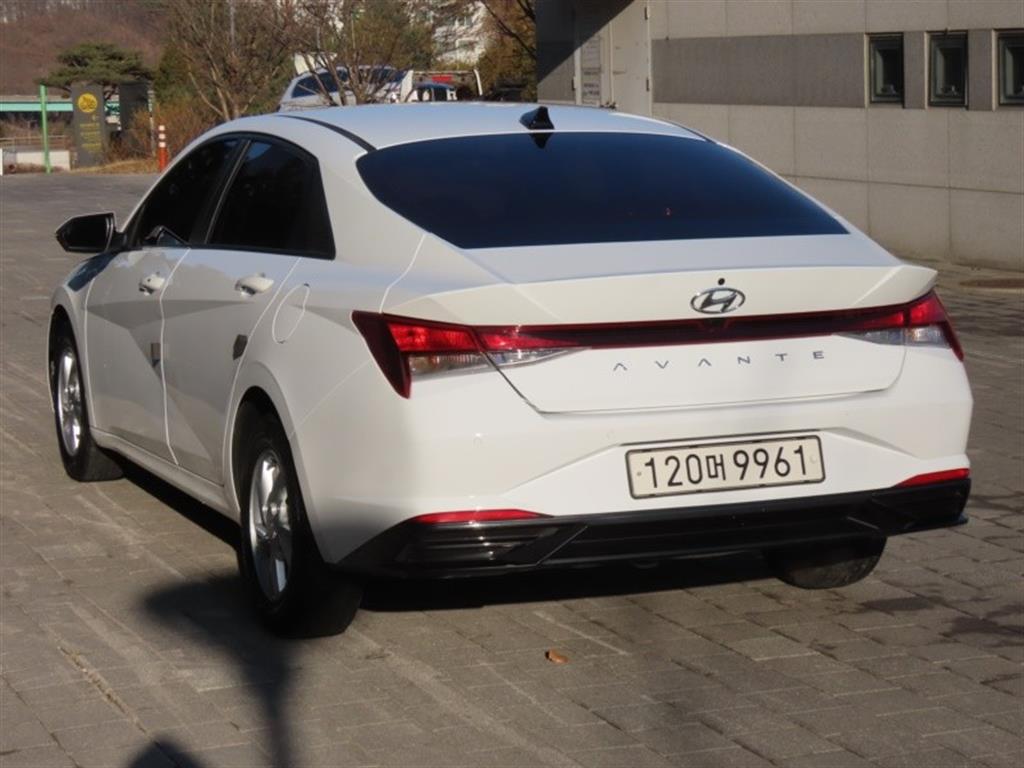 HYUNDAI Avante - Vista 7