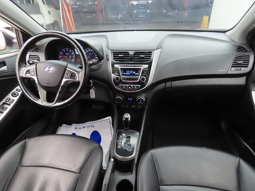 HYUNDAI Accent - Vista 5