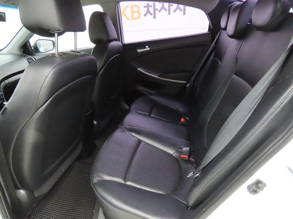 HYUNDAI Accent - Vista 6