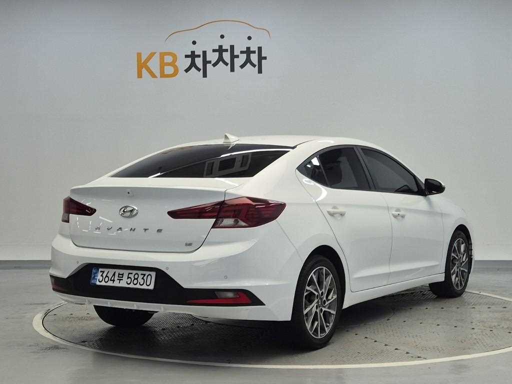 HYUNDAI Avante - Vista 3