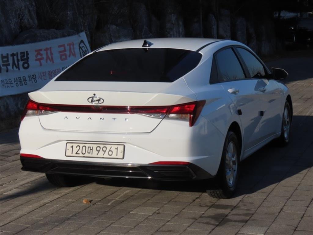 HYUNDAI Avante - Vista 5