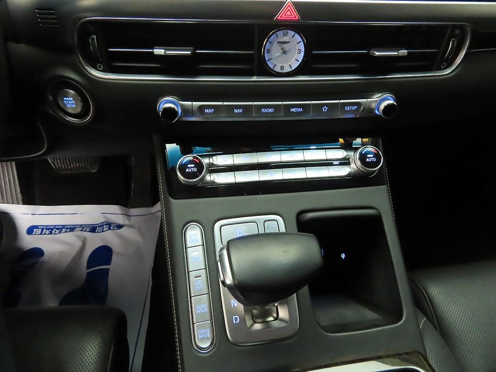 Genesis G90 - Vista 10