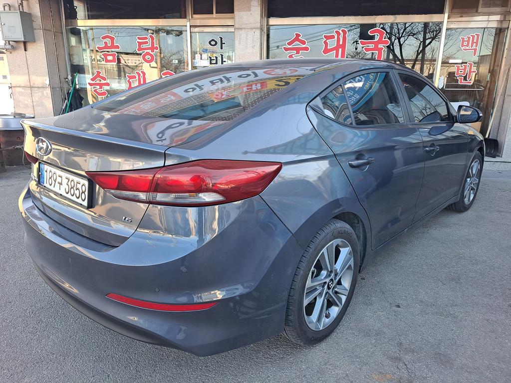 HYUNDAI Avante - Vista 4