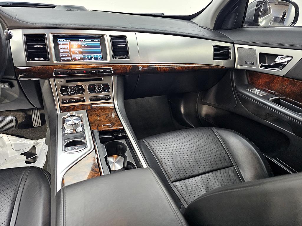 Jaguar XF - Vista 10