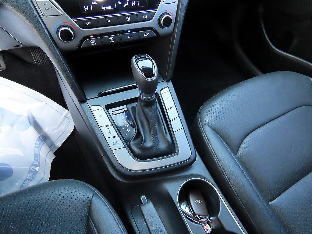 HYUNDAI Avante - Vista 10