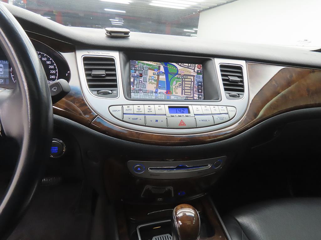 HYUNDAI Genesis - Vista 10