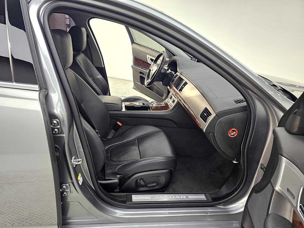 Jaguar XF - Vista 11