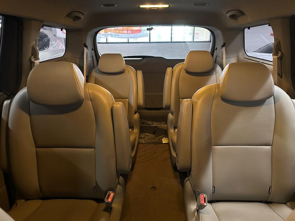 KIA Carnival - Vista 12