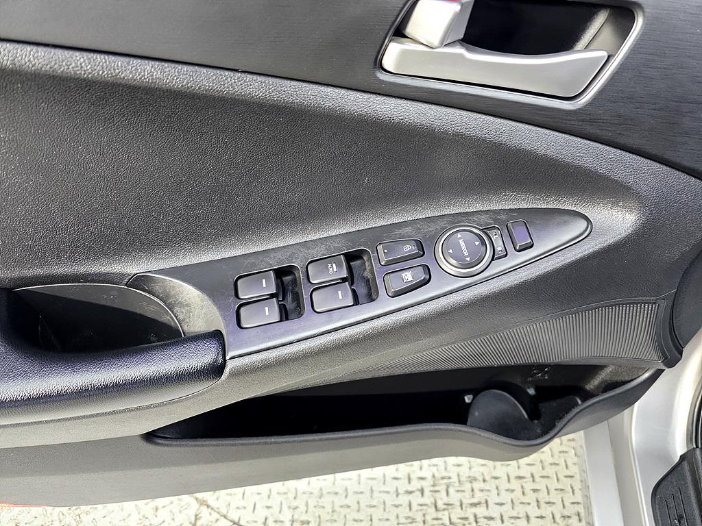 HYUNDAI Sonata - Vista 12