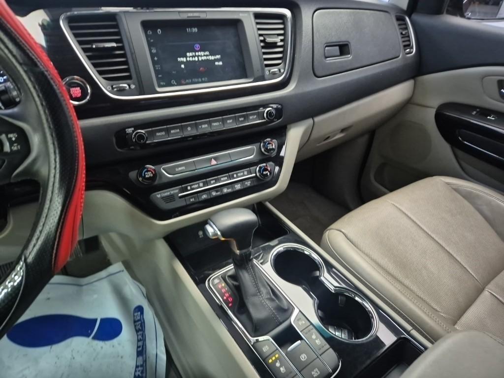 KIA Carnival - Vista 10