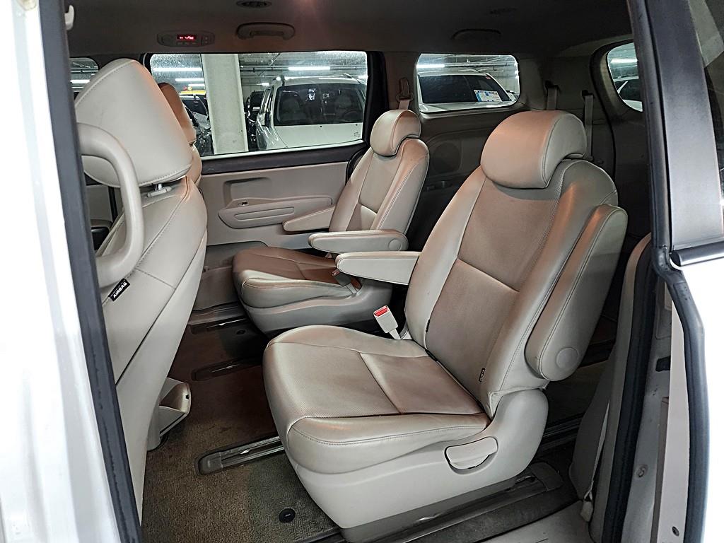 KIA Carnival - Vista 8