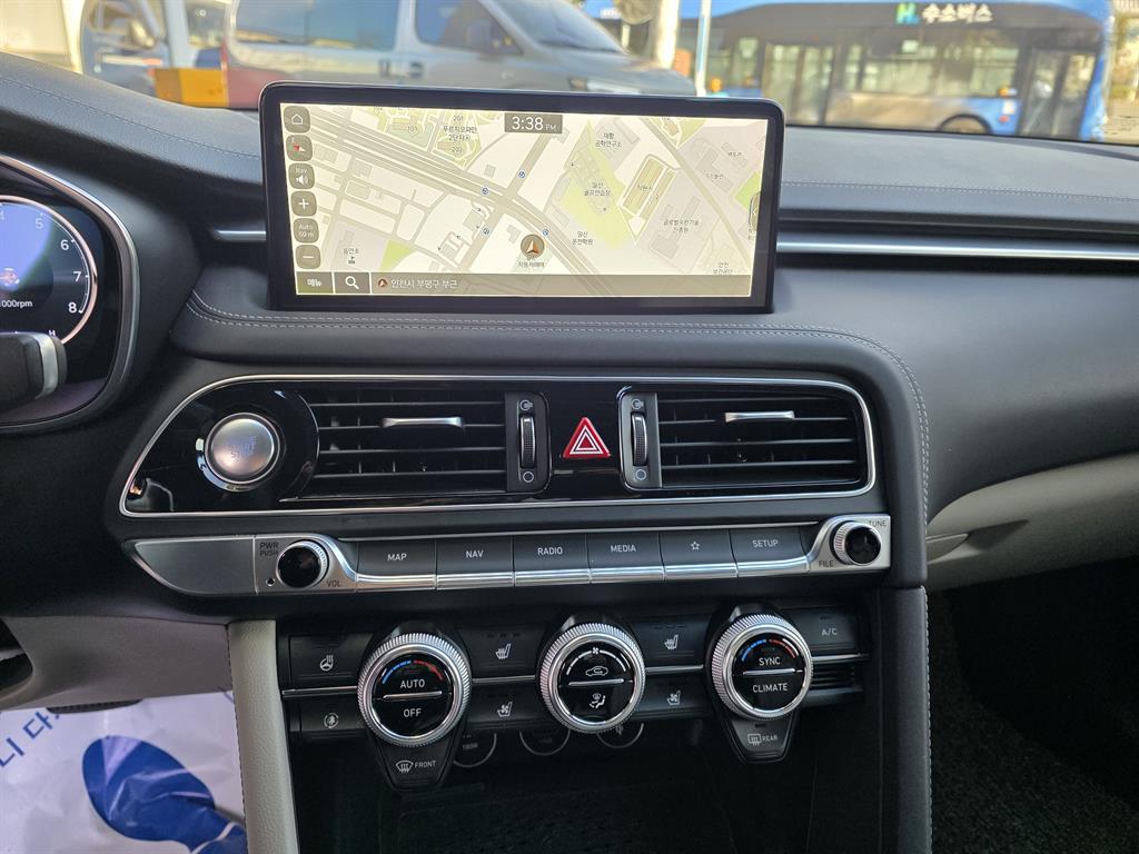 Genesis G70 - Vista 8