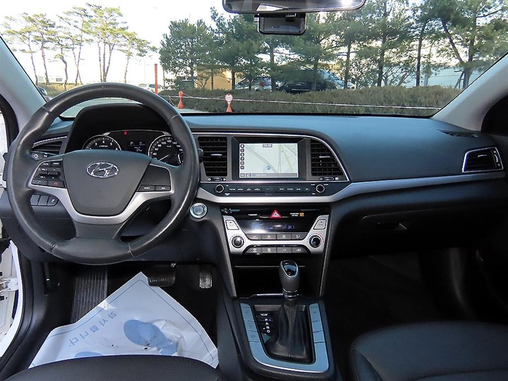 HYUNDAI Avante - Vista 7