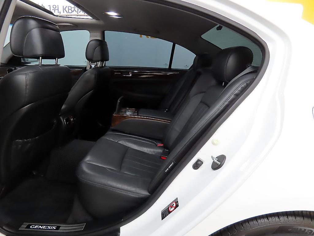 HYUNDAI Genesis - Vista 6