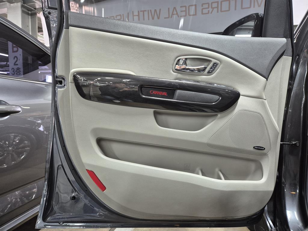 KIA Carnival - Vista 11