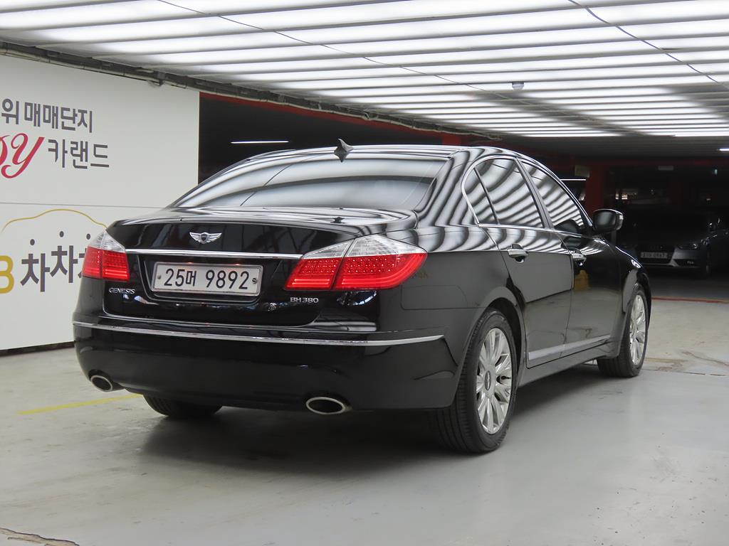 HYUNDAI Genesis - Vista 4