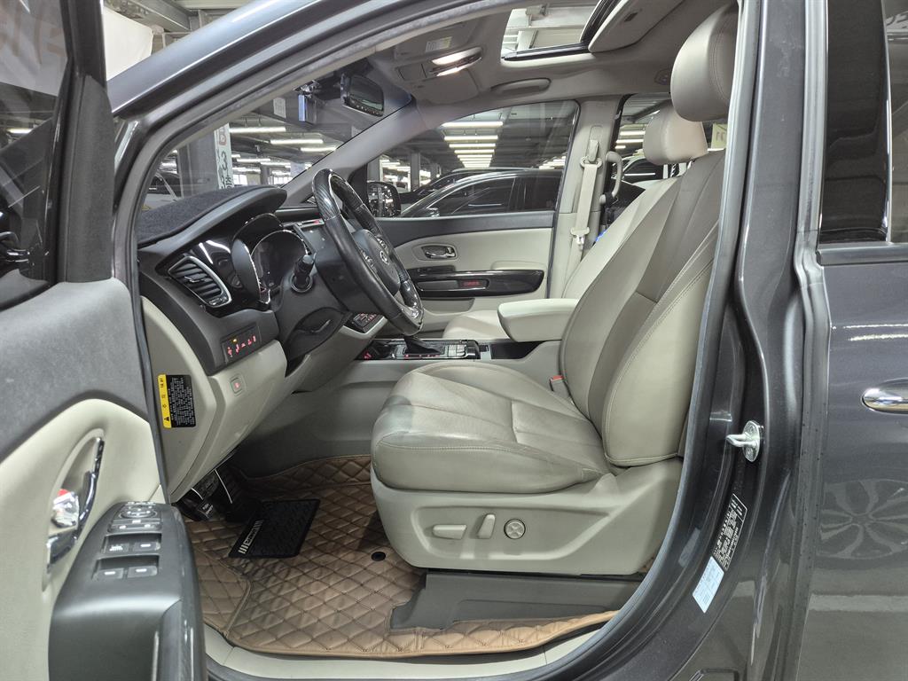 KIA Carnival - Vista 12