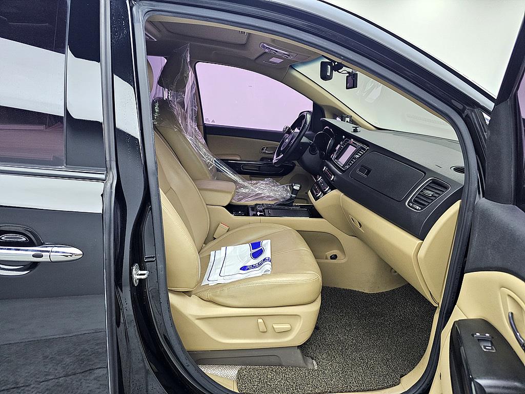 KIA Carnival - Vista 11