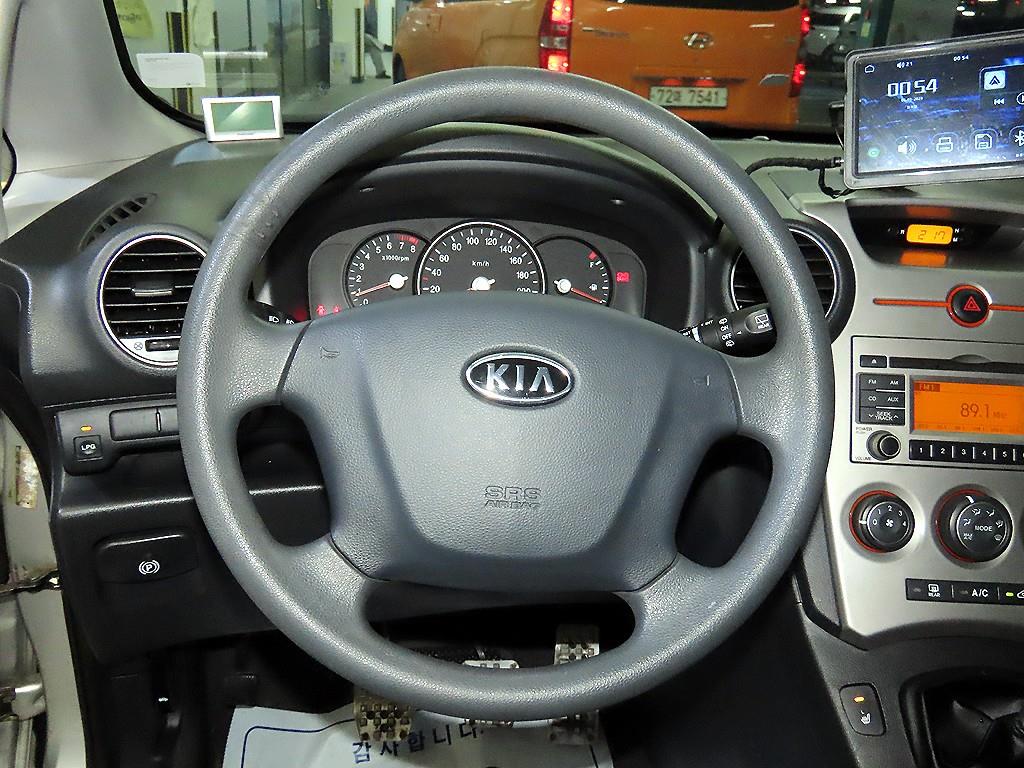 KIA Carens - Vista 8