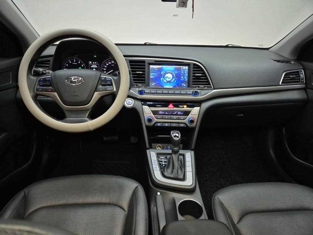 HYUNDAI Avante - Vista 7