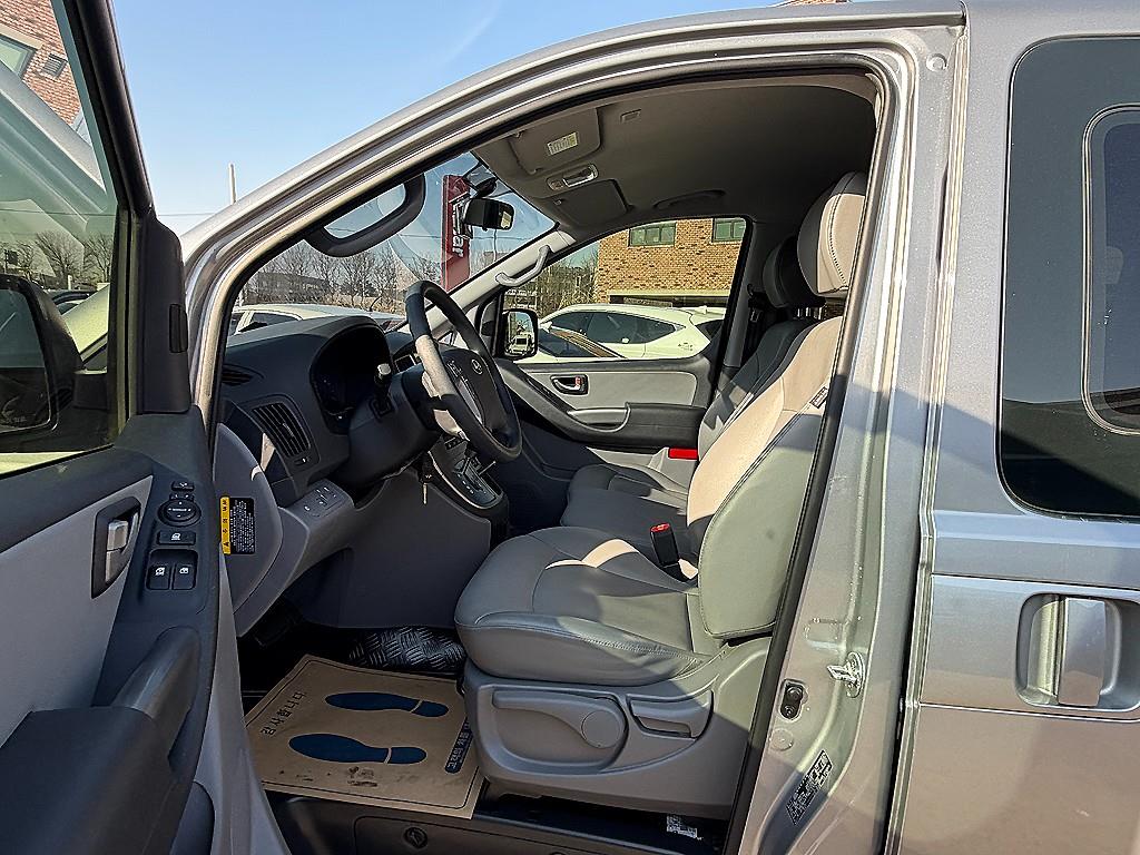 HYUNDAI Starex - Vista 6