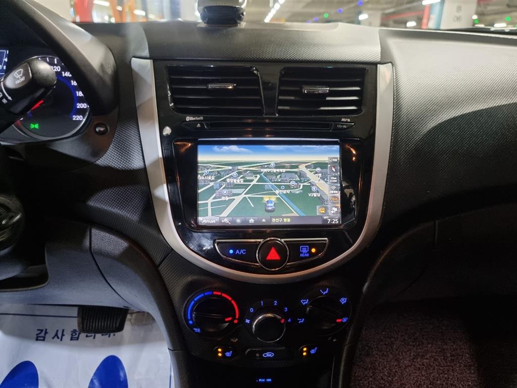 HYUNDAI Accent - Vista 10