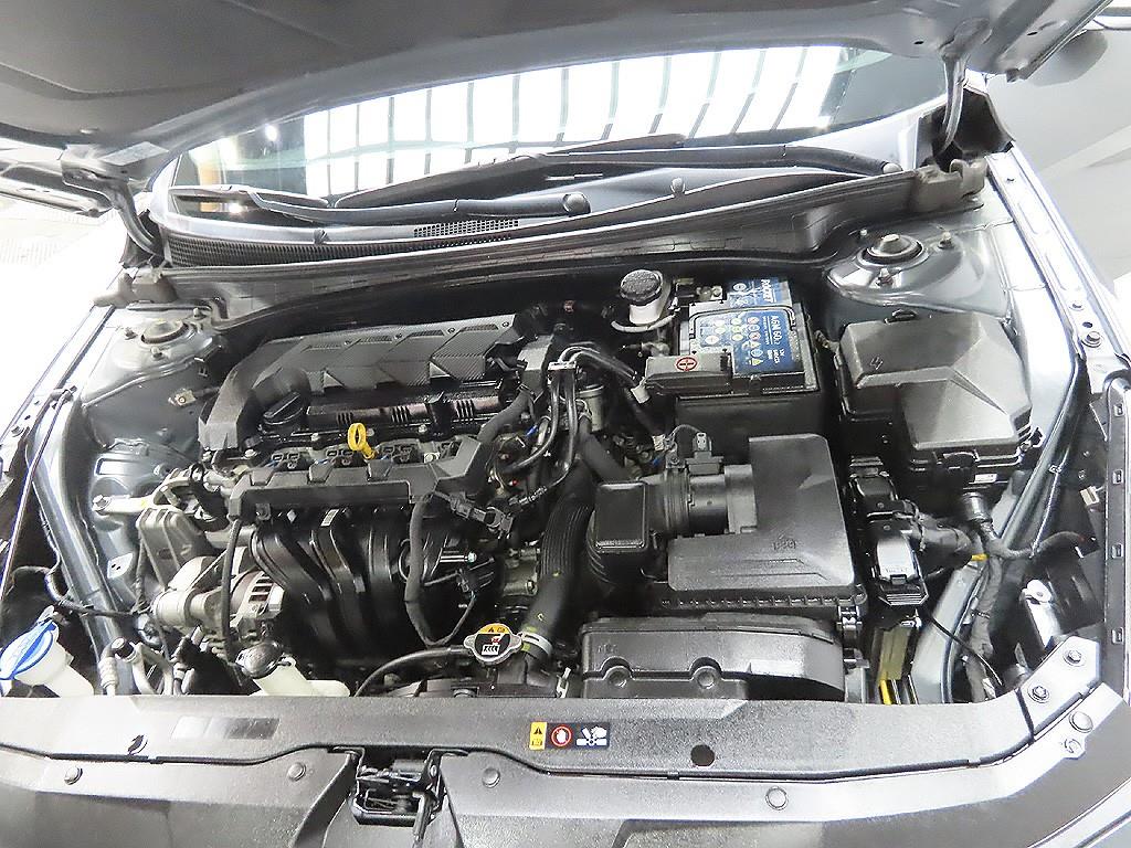 HYUNDAI Avante - Vista 11