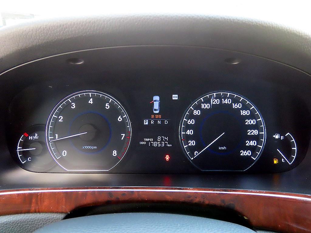 HYUNDAI Equus - Vista 9