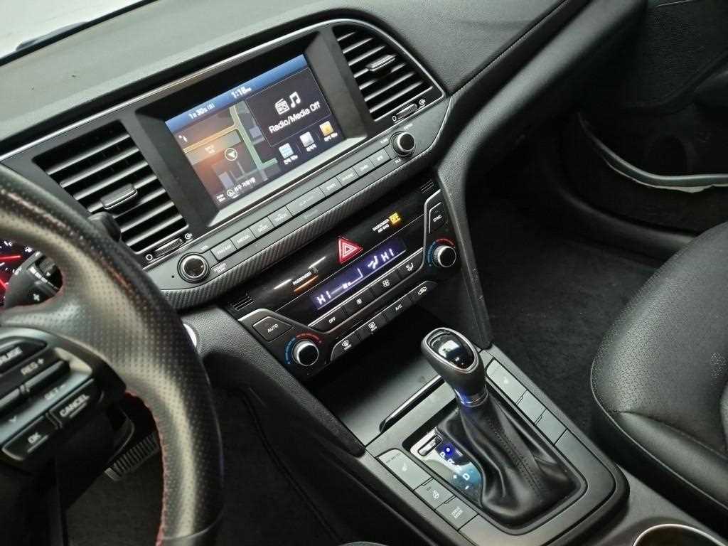 HYUNDAI Avante - Vista 10