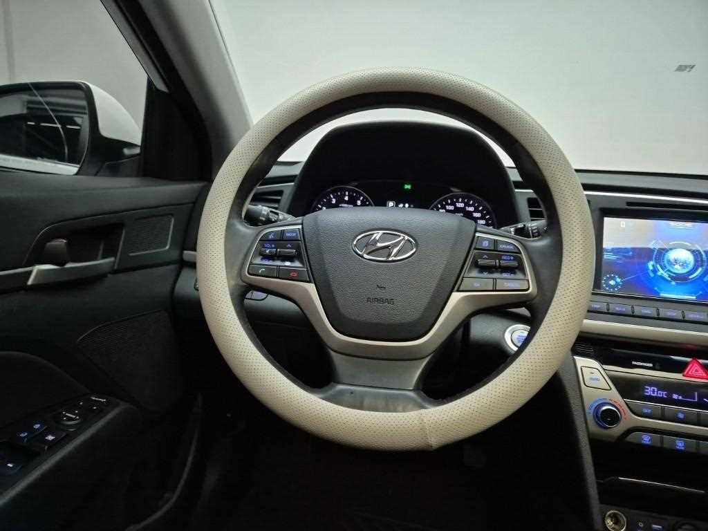 HYUNDAI Avante - Vista 9