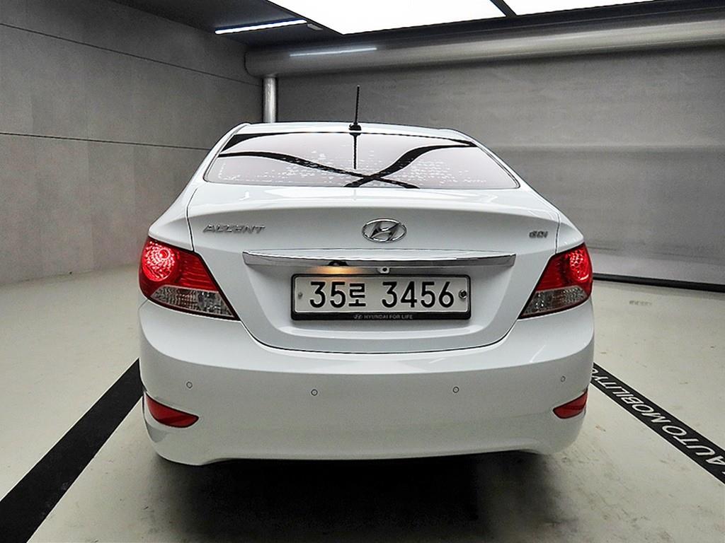 HYUNDAI Accent - Vista 3