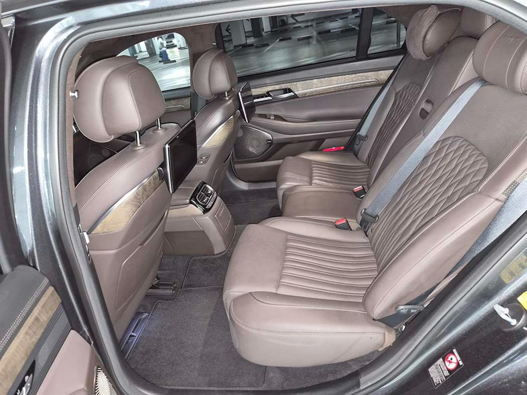 Genesis G90 - Vista 7