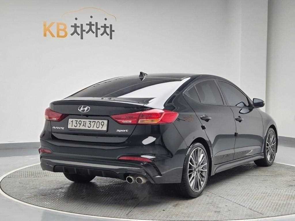 HYUNDAI Avante - Vista 3