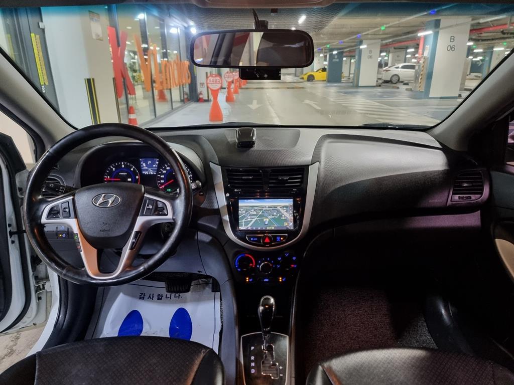 HYUNDAI Accent - Vista 8