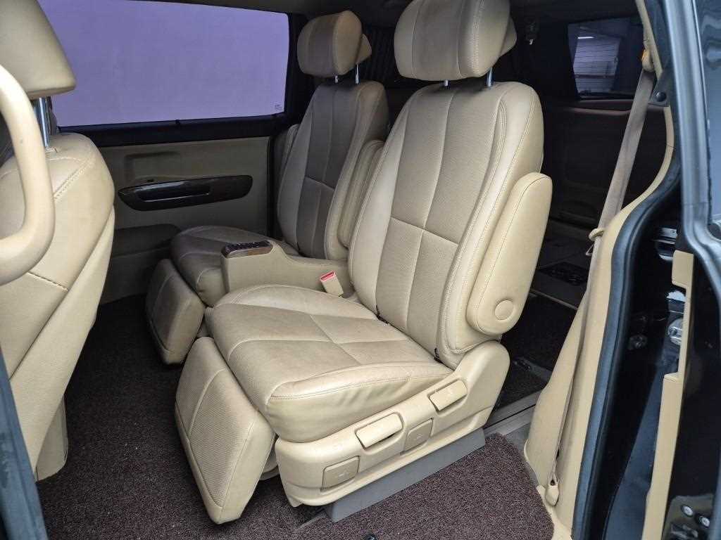 KIA Carnival - Vista 12