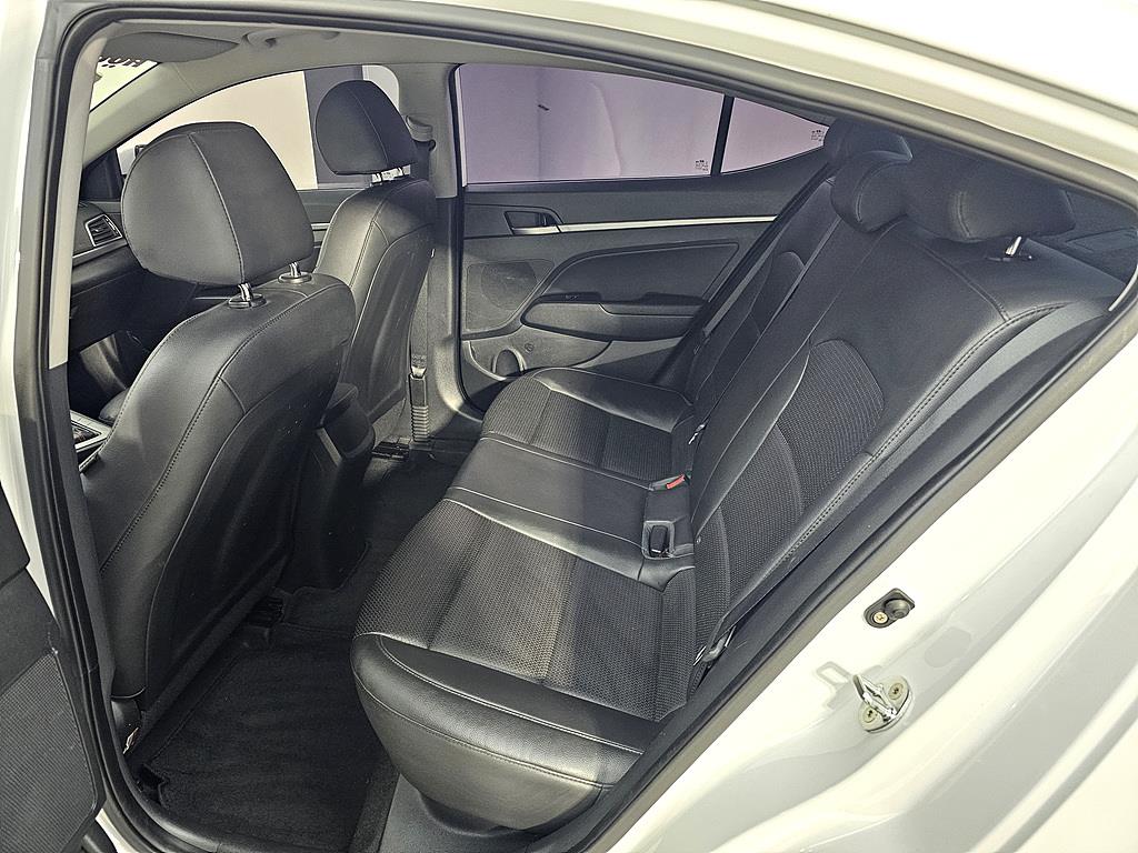 HYUNDAI Avante - Vista 9