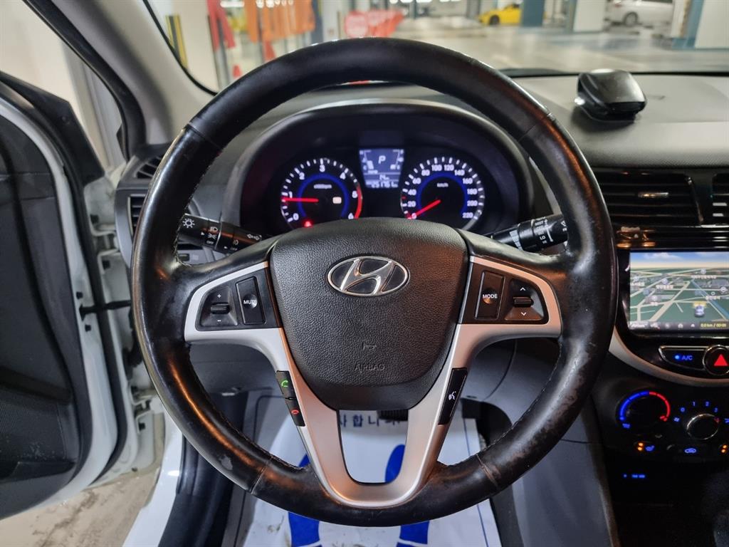 HYUNDAI Accent - Vista 11