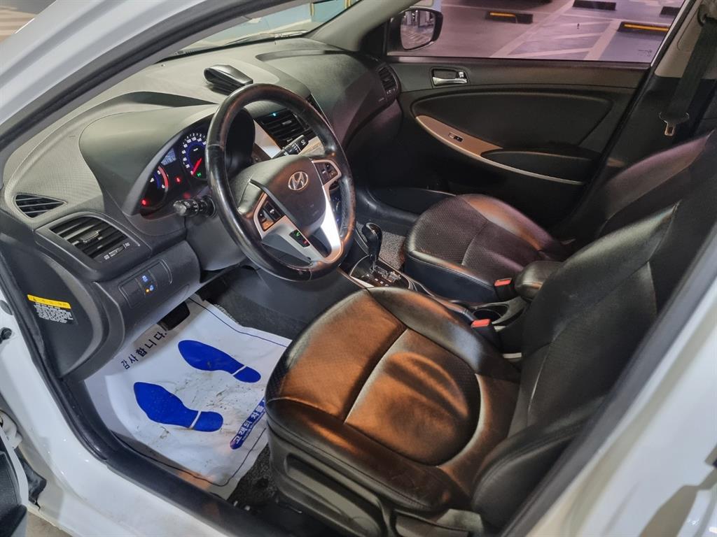 HYUNDAI Accent - Vista 6