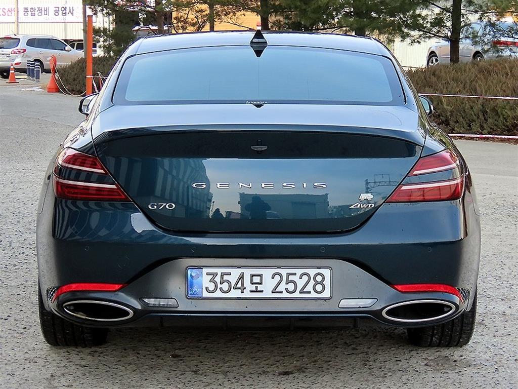 Genesis G70 - Vista 4