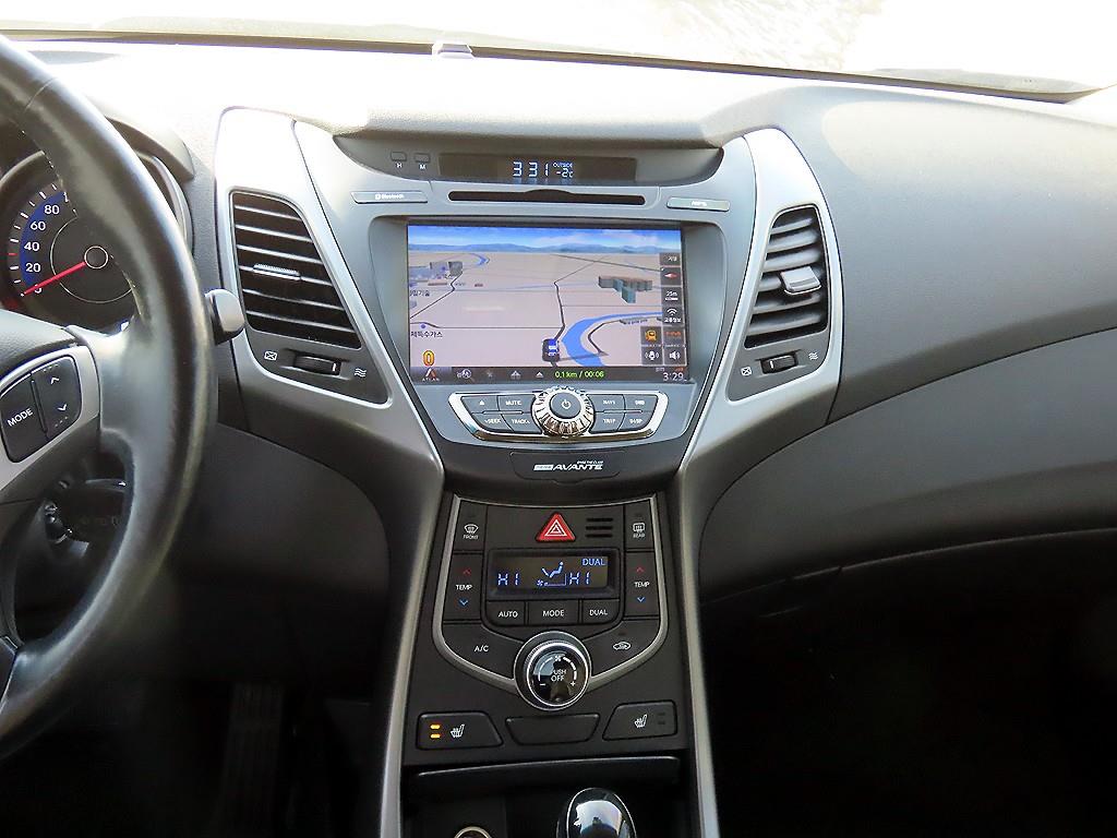 HYUNDAI Avante - Vista 10