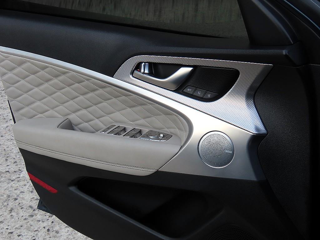 Genesis G70 - Vista 12